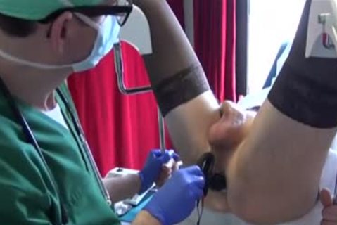 Cross Dresser In Nylon acquires A Close Shave