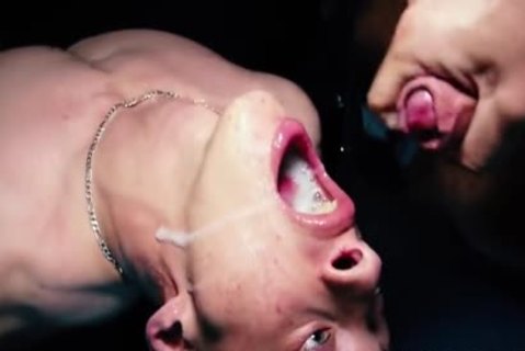 Boquita Llena De Leche